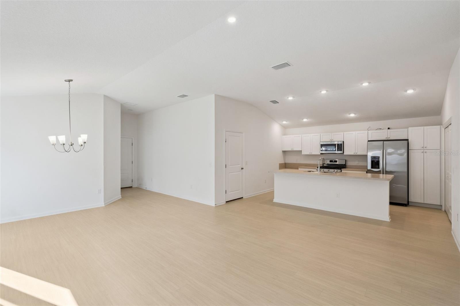 THE VILLAGES OF WEST LAKE - Residential Lease