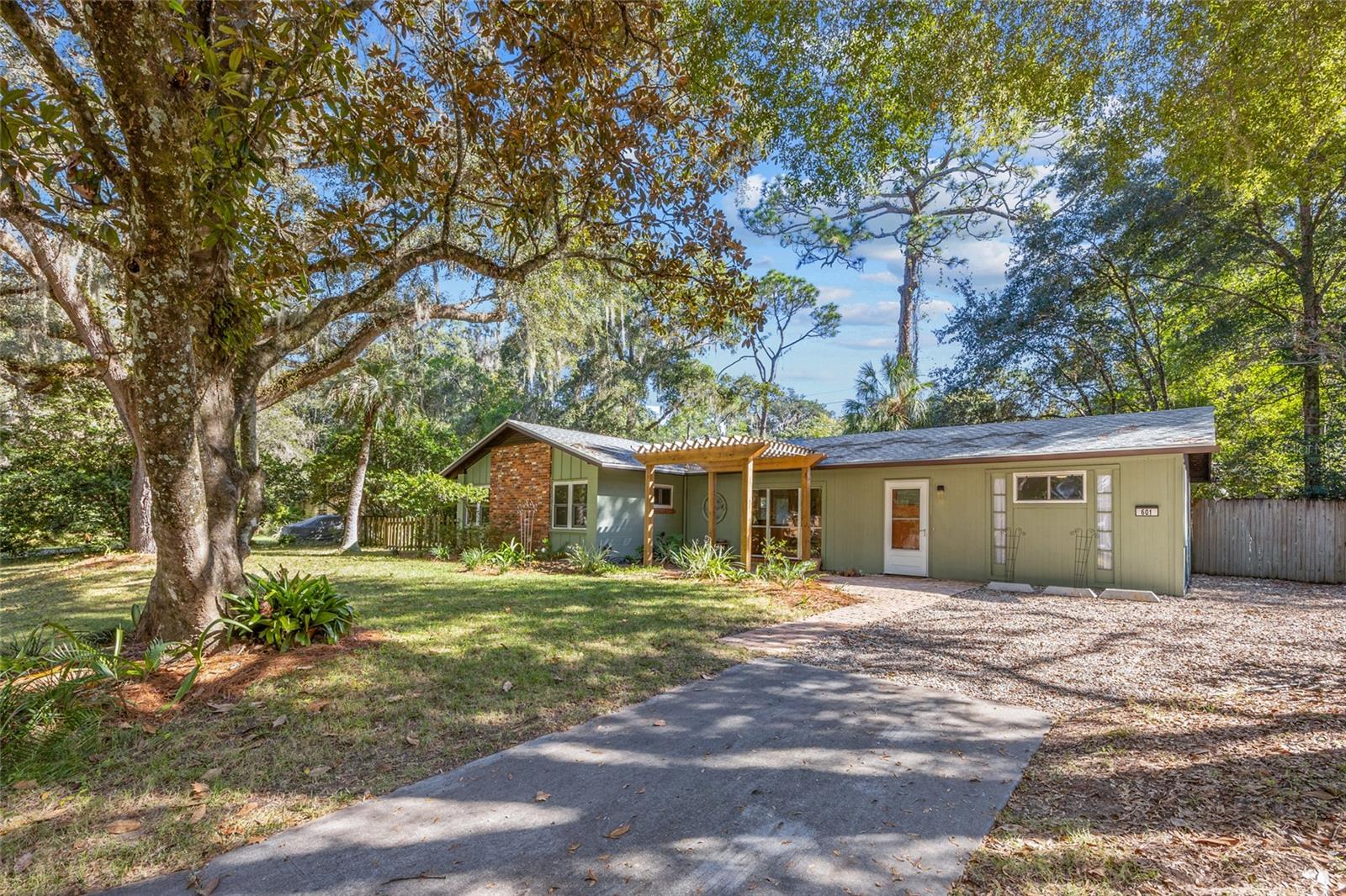 GOLF CLUB MANOR - Residential