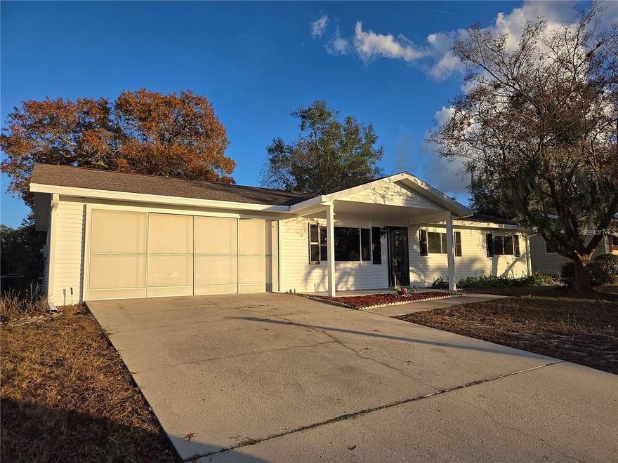 JUST REMODELLED!!! BEAUTIFUL AND RENOVATED WITH MODERN STYLE HOME IN PALM CAY, A GREAT 55+ COMMUNITY ON 200 RD OCALA!!! 

-* $10,000 CREDIT FROM SELLER FOR ANY ADDITIONAL UPGRADES DESIRED, CLOSING COST OR CASH PURCHASE DISCOUNT

-** RENT TO OWN OPTION AVAILABLE

-ENJOY YOUR WELL-DESERVED RETIREMENT IN ONE OF THE BEST AND MOST ACCESSIBLE COMMUNITY!! -BEAUTIFUL LIVING ROOM, DINING AREA, KITCHEN WITH NEW CABINETS, STOVE, REFRIGERATOR, MICROWAVE AND DISHWASHER, 2 BEAUTIFUL BATHROOMS FINISHED REMODELING -NEW FLOORING, NEW LAMPS- FANS, TILES AND NEW FINISHES, BALCONY WITH LARGE WINDOWS OVERLOOKING THE BACKYARD, DOUBLE GARAGE WITH ELECTRIC GARAGE DOOR AND SCREENS, WATER HEATER, CENTRAL A/C AND CENTRAL HEATER 

- A 1/4 ACRE IN THE MIDDLE OF BEAUTIFUL AND THE SAFE COMMUNITY OF PALM BAY WITH SWIMMING POOL, TENNIS COURT, CLUBHOUSE WITH ACTIVITIES CALENDAR, LIBRARY, BILLARDS, CARD ROOM, ARTS AND CRAFT ROOM, CATERING KITCHEN, BOCCE BALL AND SUFFLEBOARD FACILITIES, SPA, 24-HOUR SECURITY, ALSO AN RV PARKING FOR VISITORS!!! -ACCESSIBLE JUST MINUTES FROM RESTAURANTS, SUPERMARKETS, WALMART, PHARMACIES, HOSPITALS AND ALL THE AMENITIES IN OCALA AND THE RIVER PARKS IN DUNNELLON!!! - *OPORTUNITY OF RENT TO OWN AVAILABLE!! - OPPORTUNITIES LIKE THESE...VERY FEW!!!