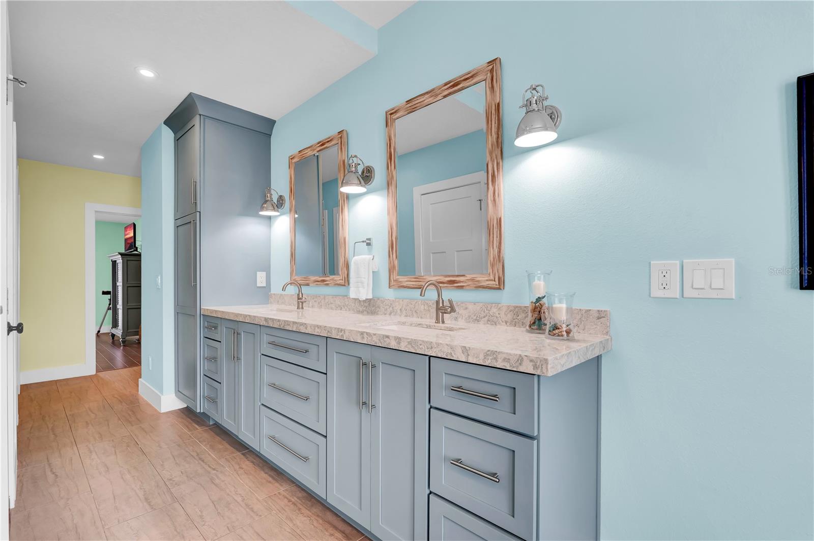 GOLDEN BEACH - Residential