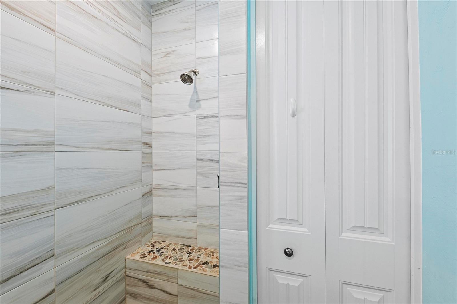 THRONTON CRK MOTORCOACH RESIDENCE - Residential