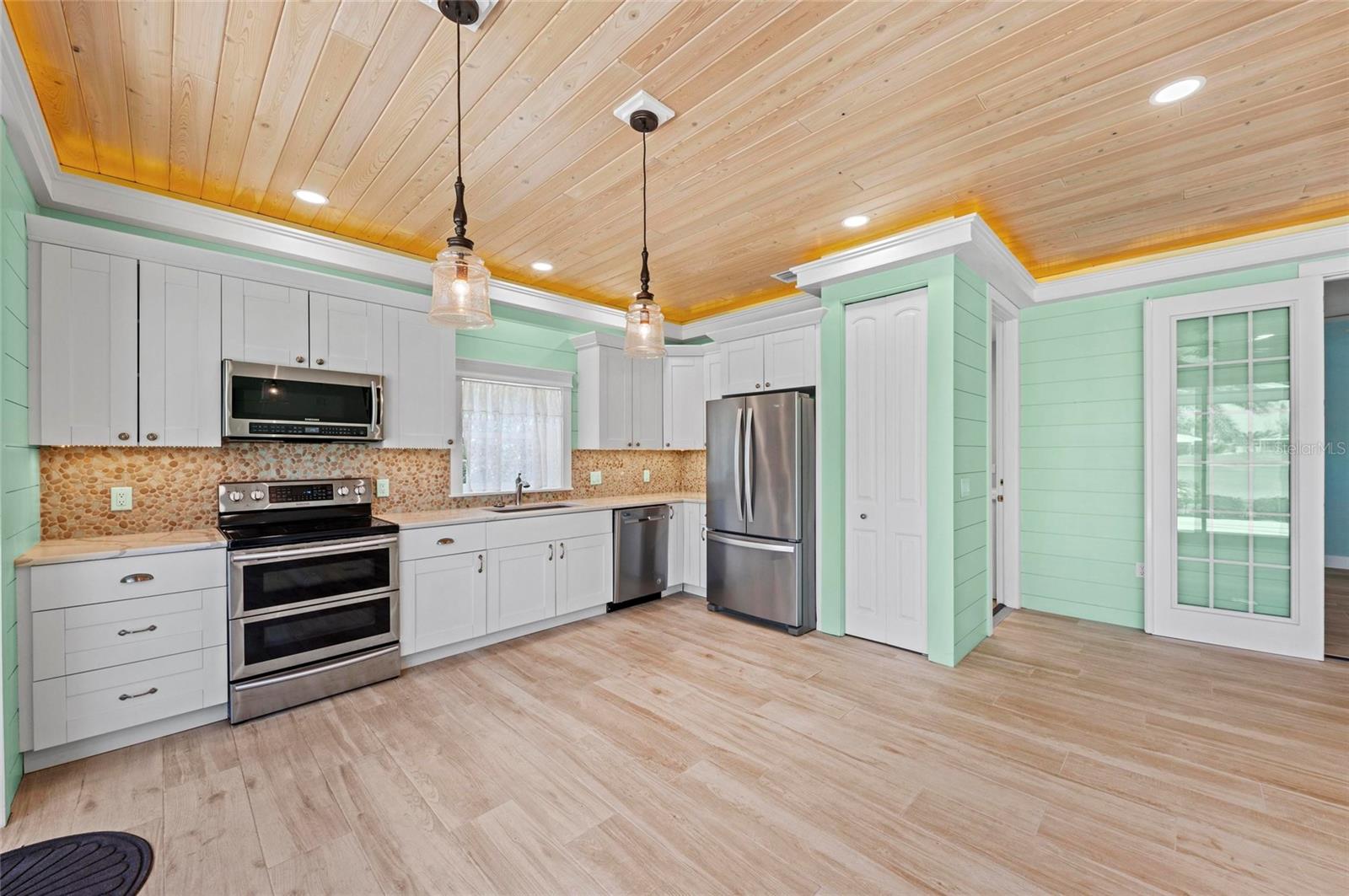 THRONTON CRK MOTORCOACH RESIDENCE - Residential