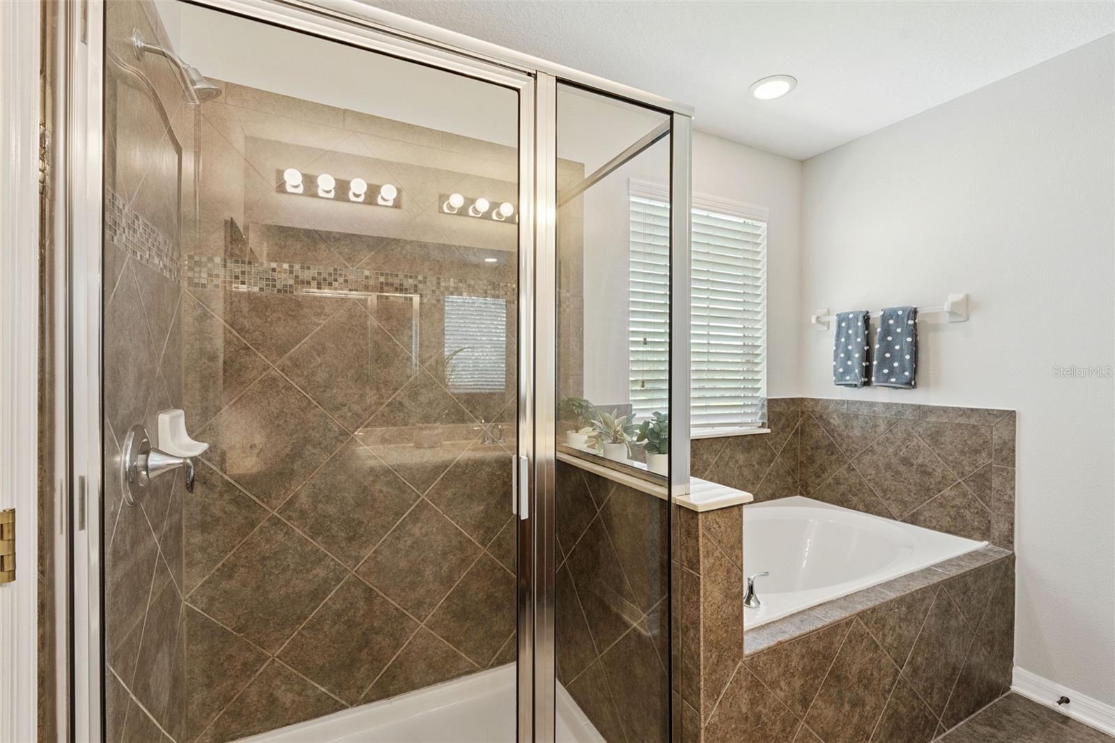 RIVERVIEW TWNHMS PH II - Residential