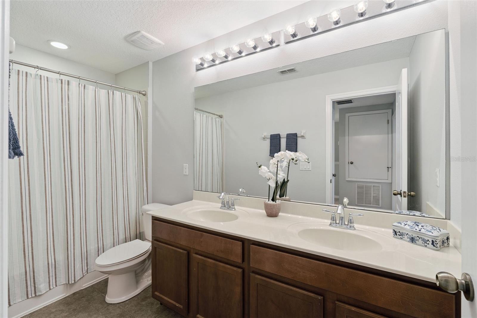 RIVERVIEW TWNHMS PH II - Residential