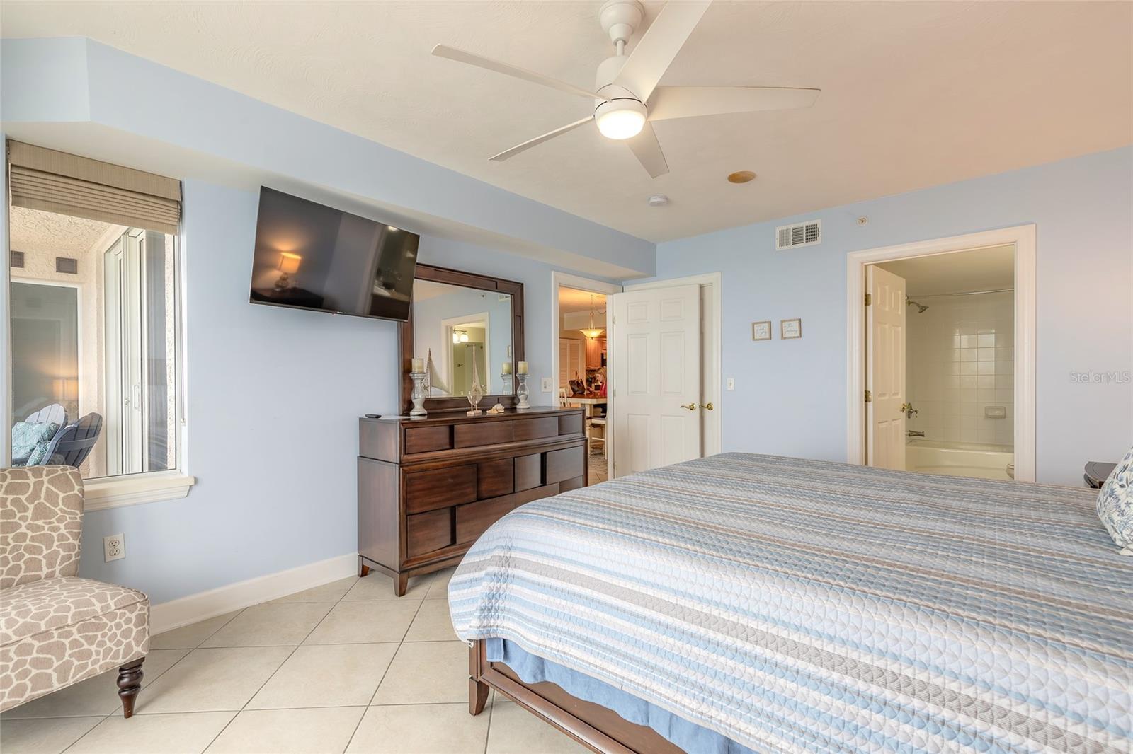 DIMUCCI TWIN TWRS NORTH & SOUT - Residential