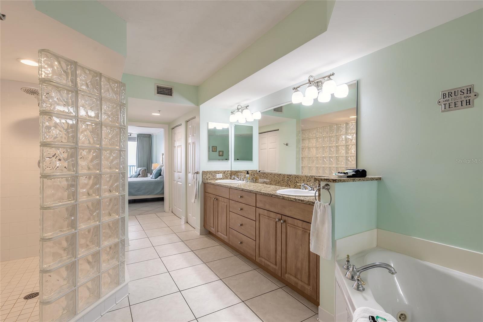 DIMUCCI TWIN TWRS NORTH & SOUT - Residential