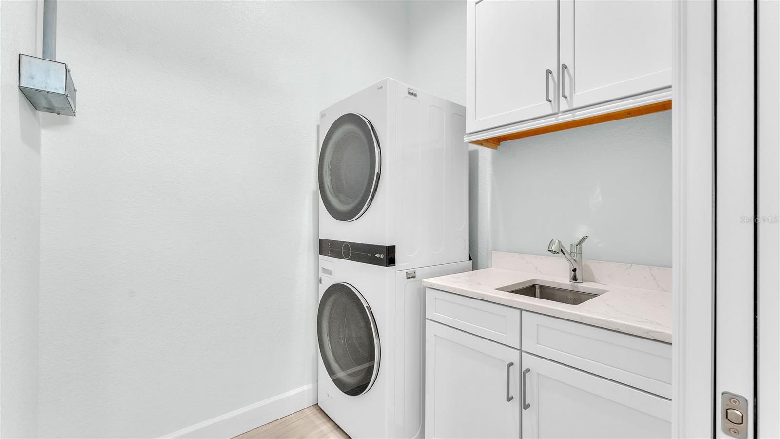 BAY LAKE RESIDENCE - Residential