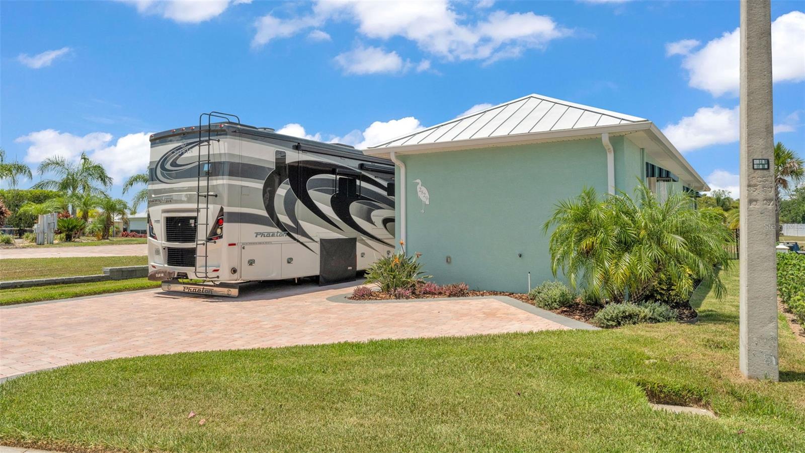 BAY LAKE RESIDENCE - Residential