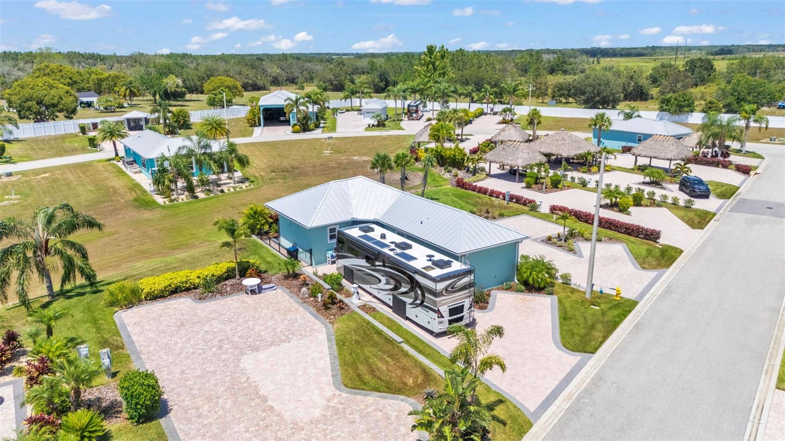 BAY LAKE RESIDENCE - Residential