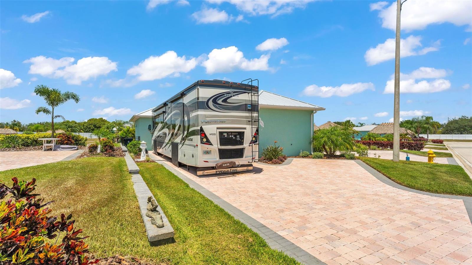 BAY LAKE RESIDENCE - Residential