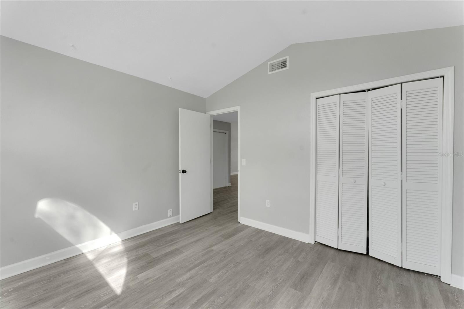 LAKESTHE 02 - Residential