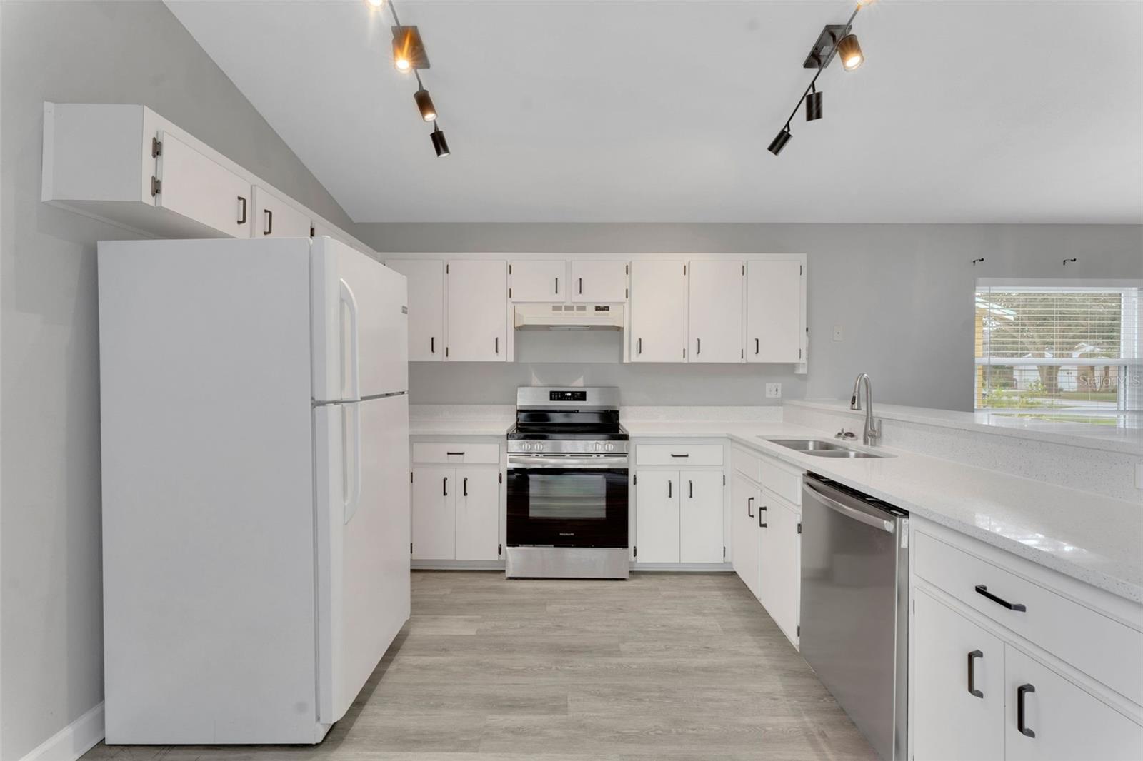 LAKESTHE 02 - Residential