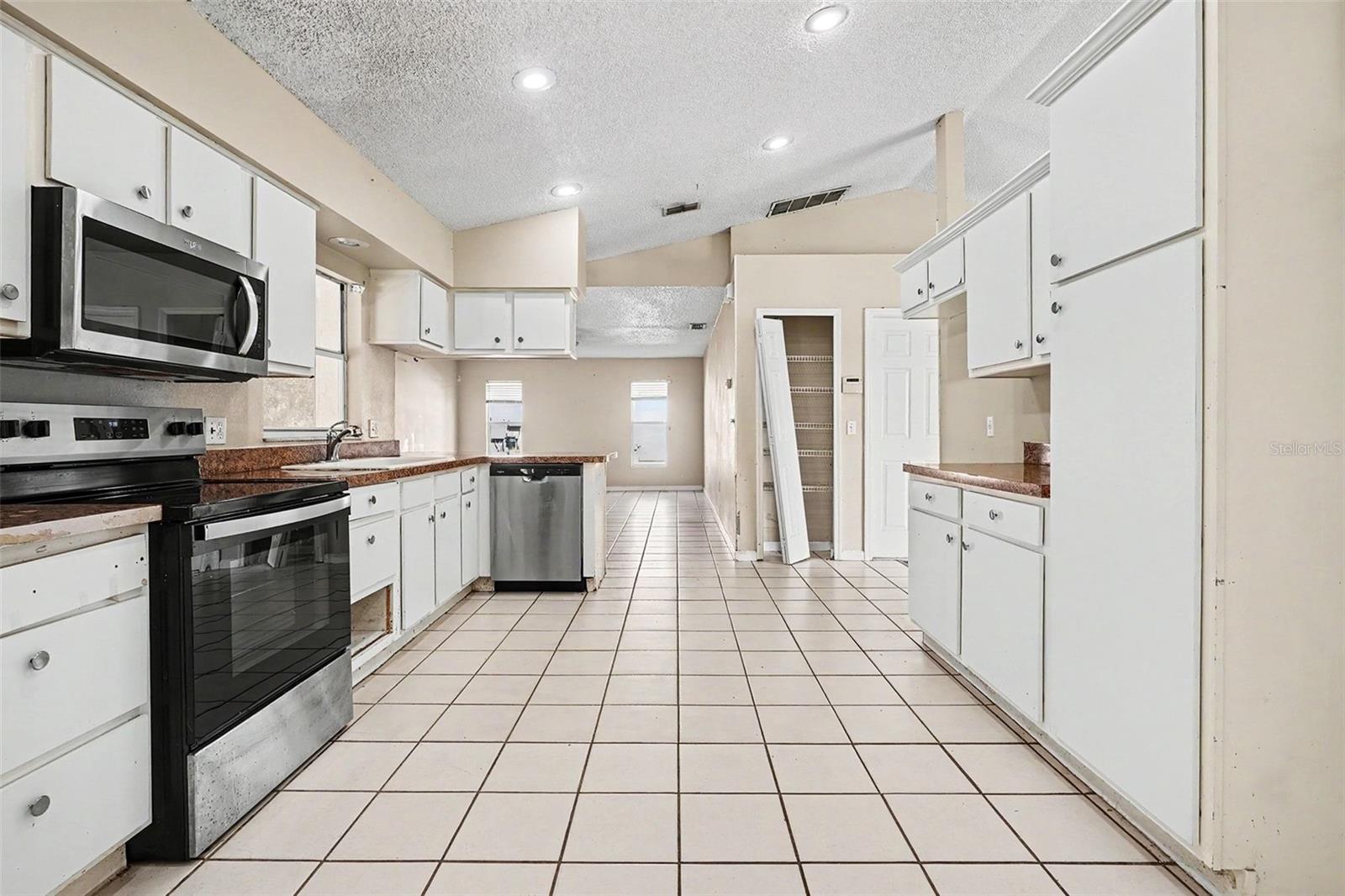 JASMINE POINTE AT CRESCENT LAKES - Residential