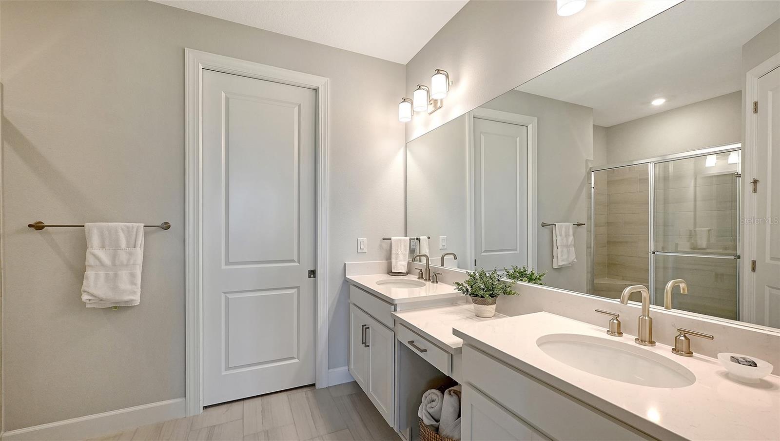 AZARIO ESPLANADE PH V - Residential