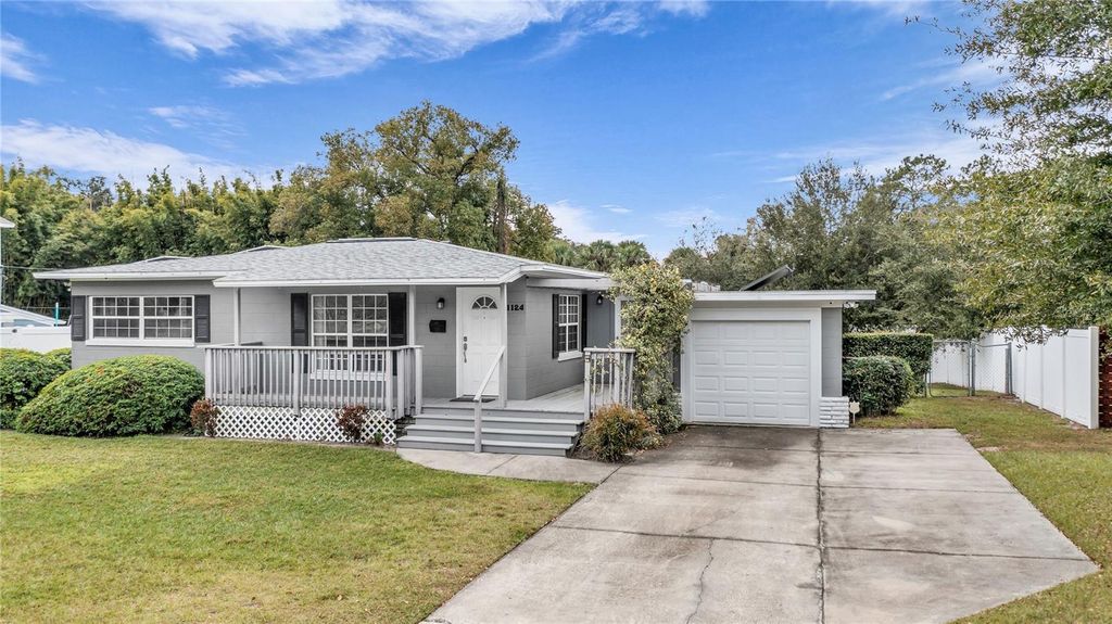 Photo of 1124 Edgewater Court, Orlando, FL 32804 (MLS # O6370190)