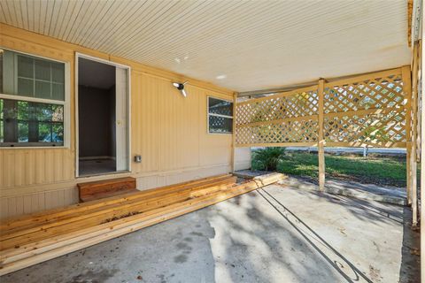 A home in LAKE WALES