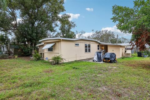 A home in LAKE WALES