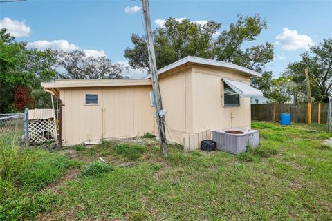 A home in LAKE WALES