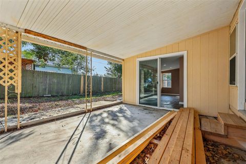 A home in LAKE WALES