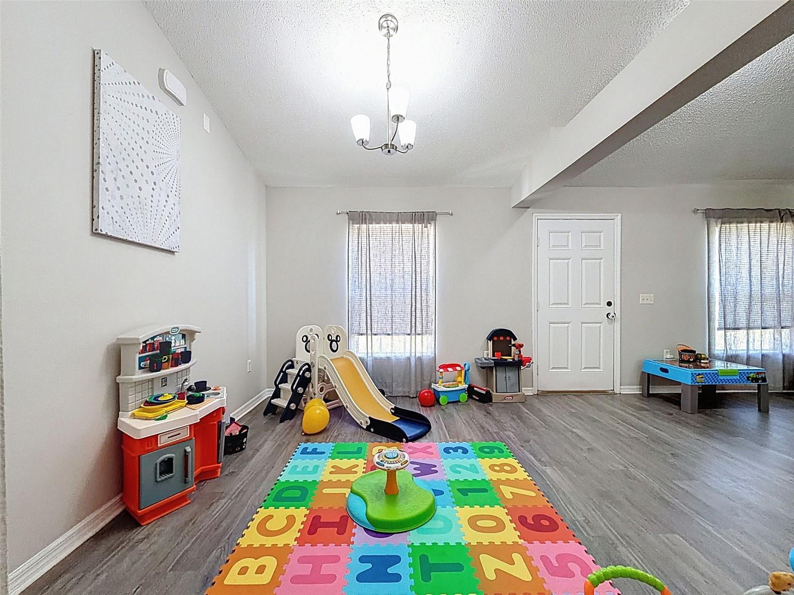 ROYAL HIGHLANDS - Residential