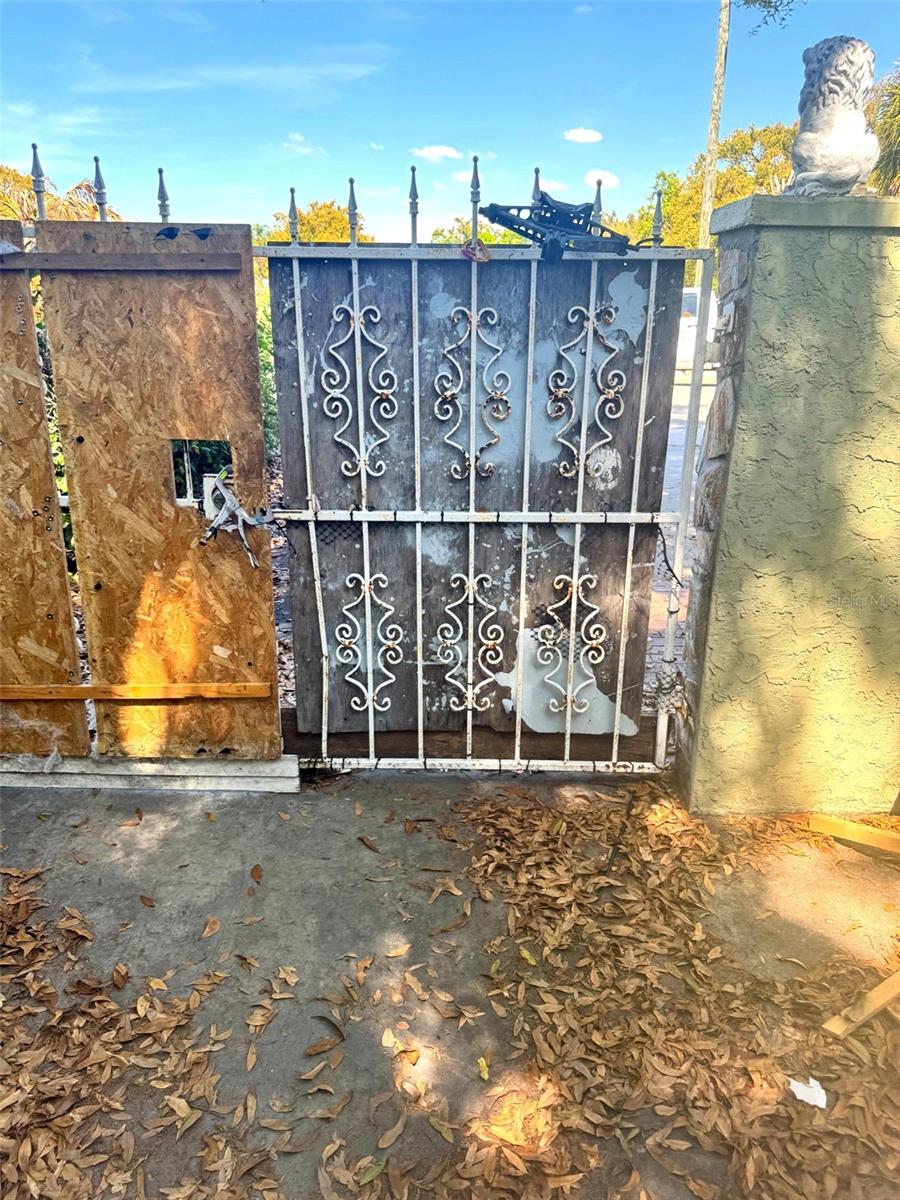 505 E COLUMBUS DRIVE