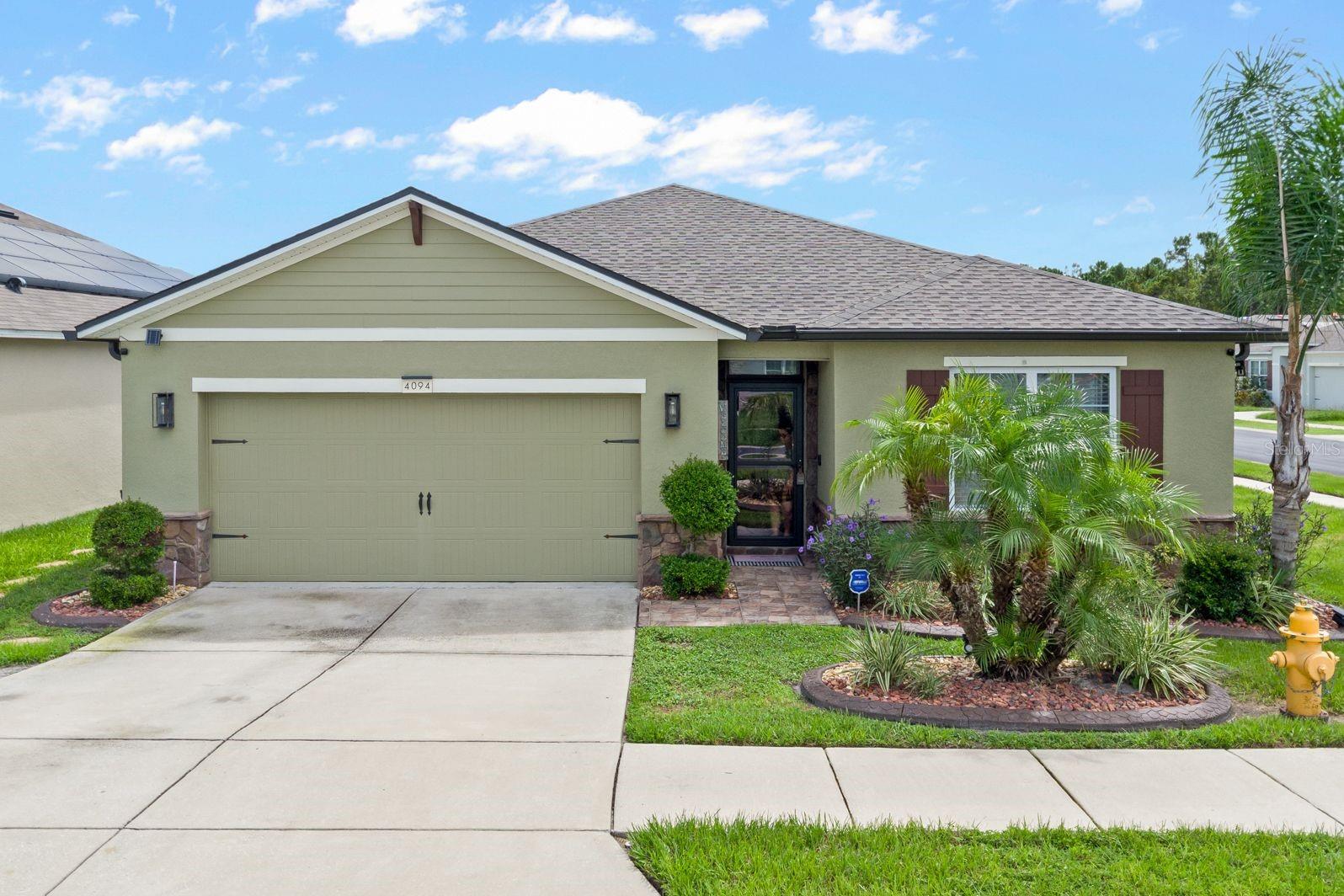 Welcome to this beautiful and well-maintained 4-bedroom, 2-bathroom single-family home located in a quiet area of ??Winter Haven, Florida. The property offers an open layout that seamlessly connects the living and dining rooms, creating a perfect setting for family gatherings or entertaining. The modern kitchen is the heart of the home, equipped with a large center island with a drop-in sink, ideal for both food preparation and casual dining. The dining room opens onto a cozy screened porch, a perfect space to relax, enjoy the view, and unwind after a long day. The master bedroom is spacious and comfortable, with an ensuite bathroom featuring an oversized shower and a spacious walk-in closet, designed for functionality and comfort. The home also features an indoor laundry room, a two-car garage, and a 6-speaker system throughout, designed to create a pleasant ambiance while you enjoy your favorite music.
Its excellent location, less than 13 minutes from downtown Winter Haven, offers proximity to supermarkets, restaurants, schools, and a wide variety of services. This property combines style, comfort, and convenience, making it an excellent choice for your next home.