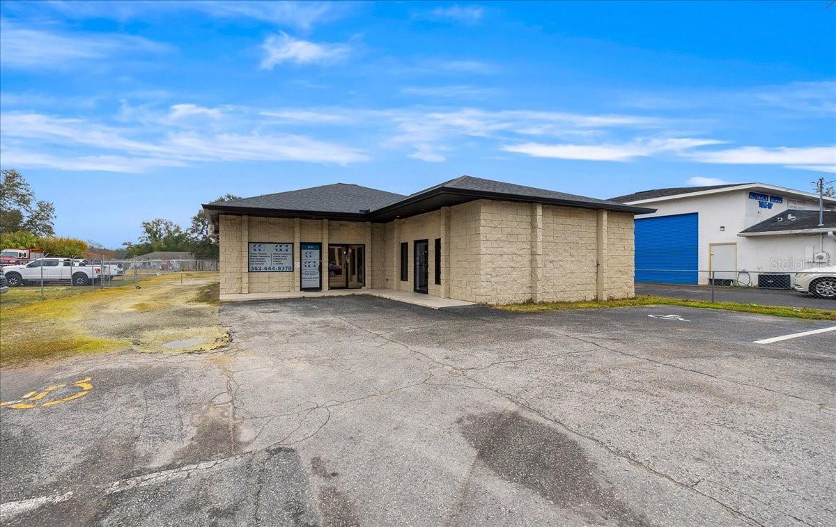 Main image without alt text