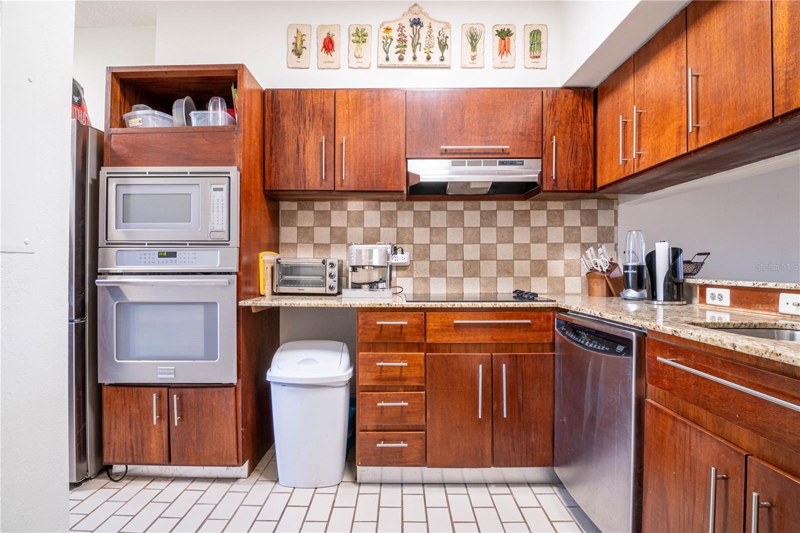 CRESCENT COVE CLUB CONDOMINIUM - Residential