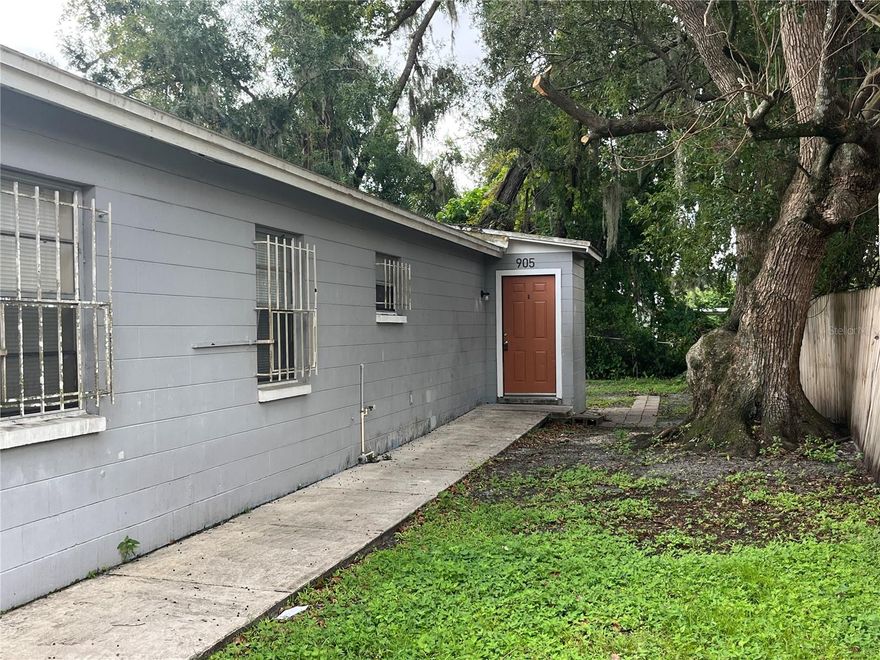 Freshly painted 3-bedroom duplex in Plant City—just minutes from I-75! This pet-friendly home features spacious bedrooms, an open living area, washer/dryer hookups, close to shops, dining, and schools. Ideal for commuters and anyone seeking comfort and convenience.