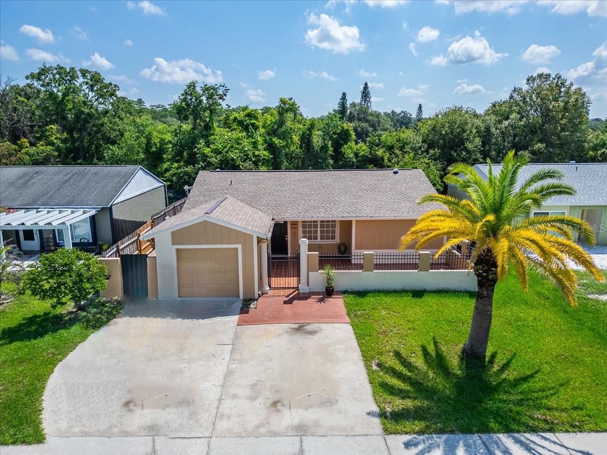 Welcome to your new home in the desirable Carrollwood Meadows subdivision! This charming 3-bedroom, 2-bathroom property is perfectly maintained and ready to welcome its new family. Strategically located near Tampa International Airport and along the Veterans Expressway, this home offers unmatched connectivity to the entire city.
Enjoy the convenience of being just minutes away from Citrus Park Mall, where you'll find a wide variety of shops, restaurants, and entertainment. The home features a spacious backyard that is perfect for family gatherings, barbecues, or simply relaxing outdoors.
The interior of the home is cozy and well laid out, with spacious rooms and modern bathrooms. The kitchen is equipped with everything needed to prepare delicious meals and share special moments.
Don't miss the opportunity to make this beautiful house your new home. Ideal for families or anyone looking for comfort and convenience in an excellent location! Schedule your visit today and come see all that this property in Carrollwood Meadows has to offer.