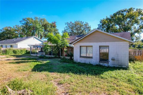 A home in EUSTIS