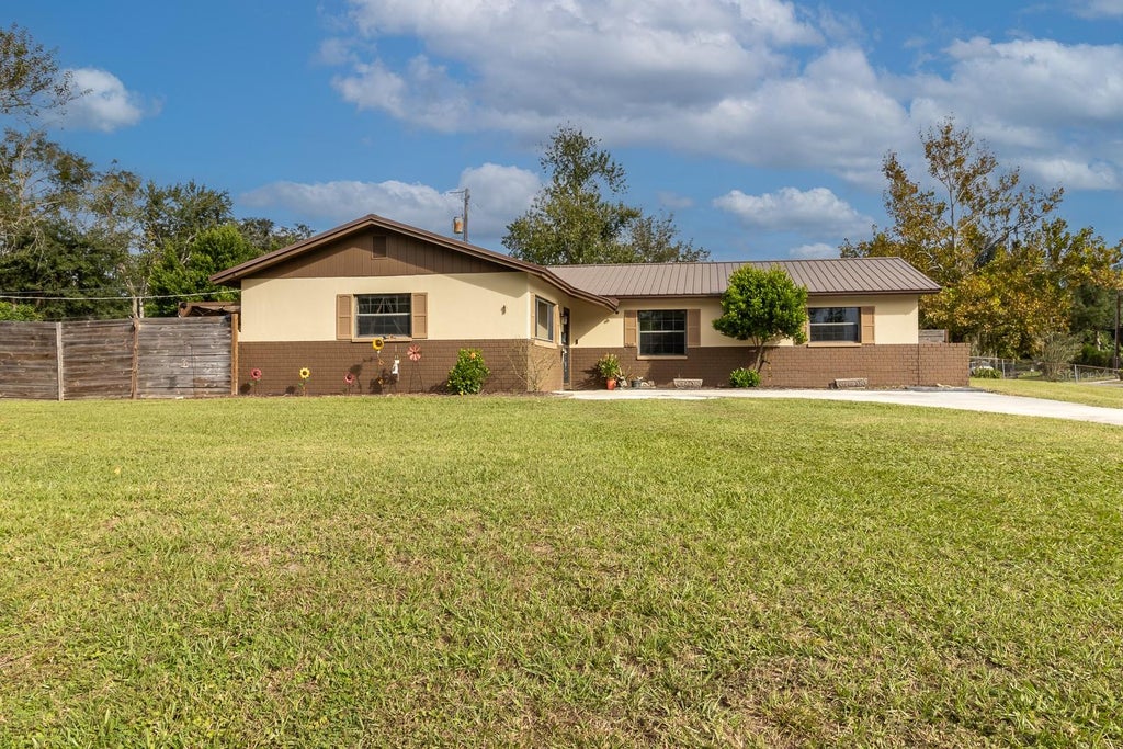 Photo of 863 SE Defender Drive, Lake City, FL 32025 (MLS # GC544167)