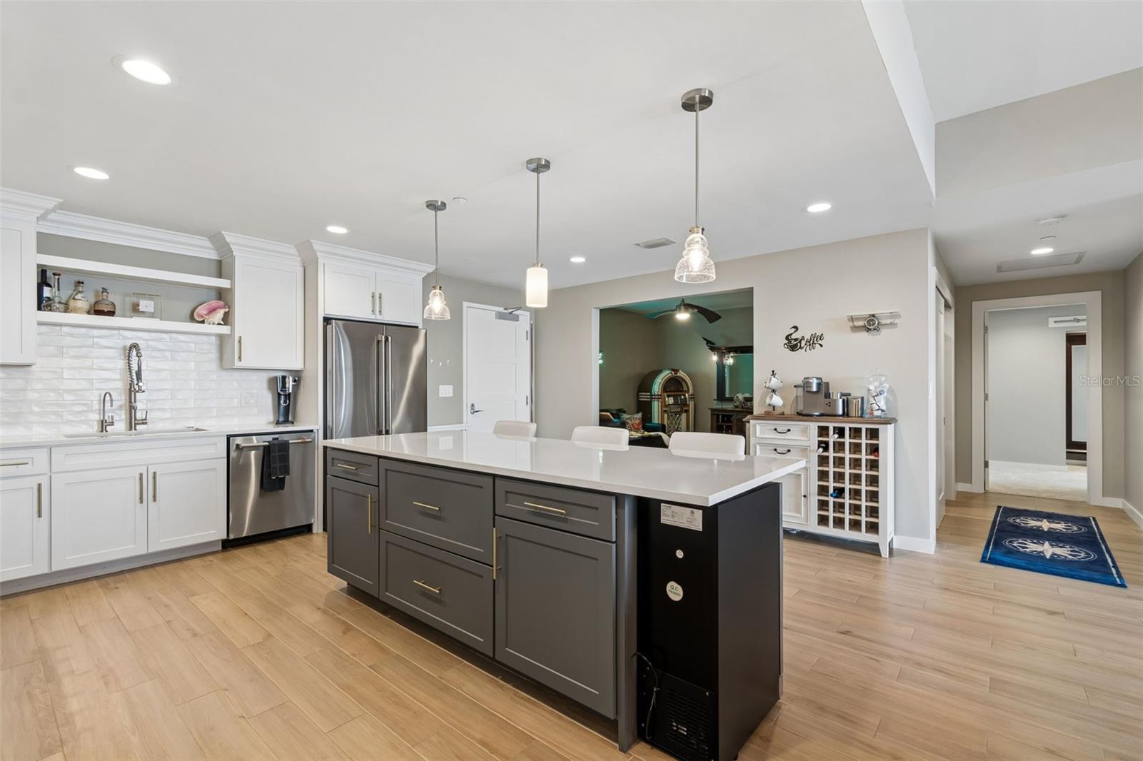 MARINA BAY 880 CONDO - Residential