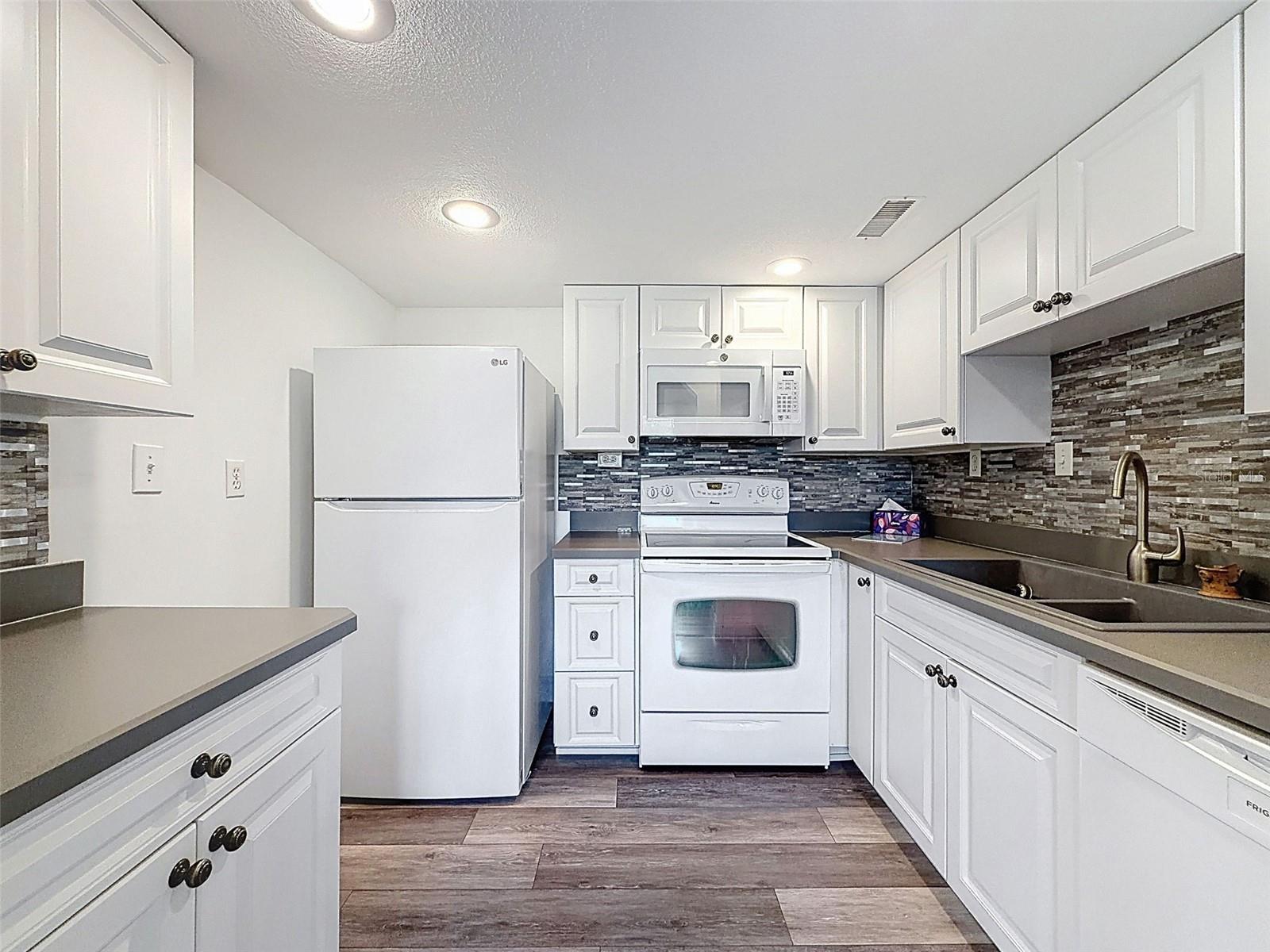 PARADISE POINTE WEST - Residential