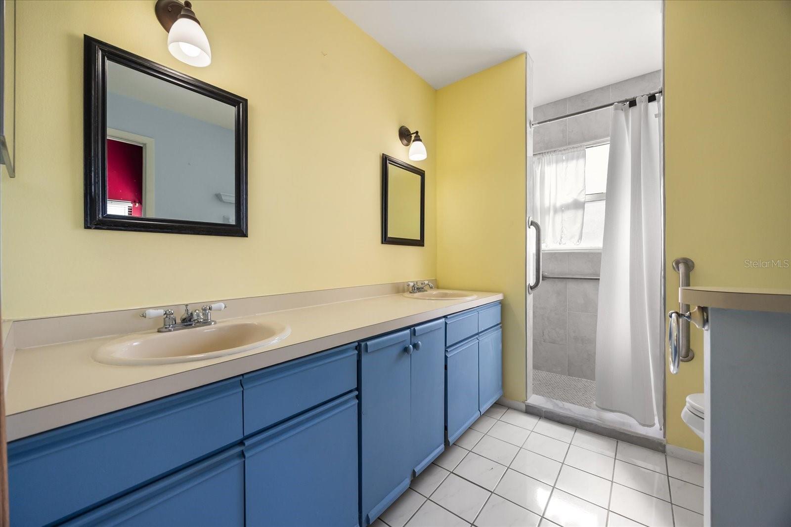 WHISPER LAKES - Residential