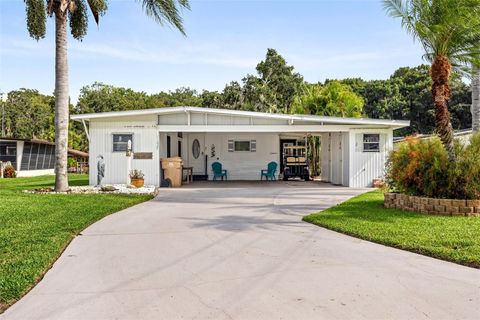 A home in TAVARES