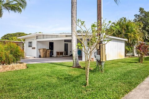 A home in TAVARES