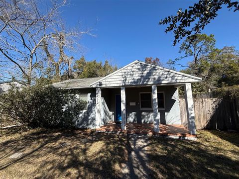 Photo of 1020 NE 1st Avenue, Gainesville, FL 32601 (MLS # GC537134)