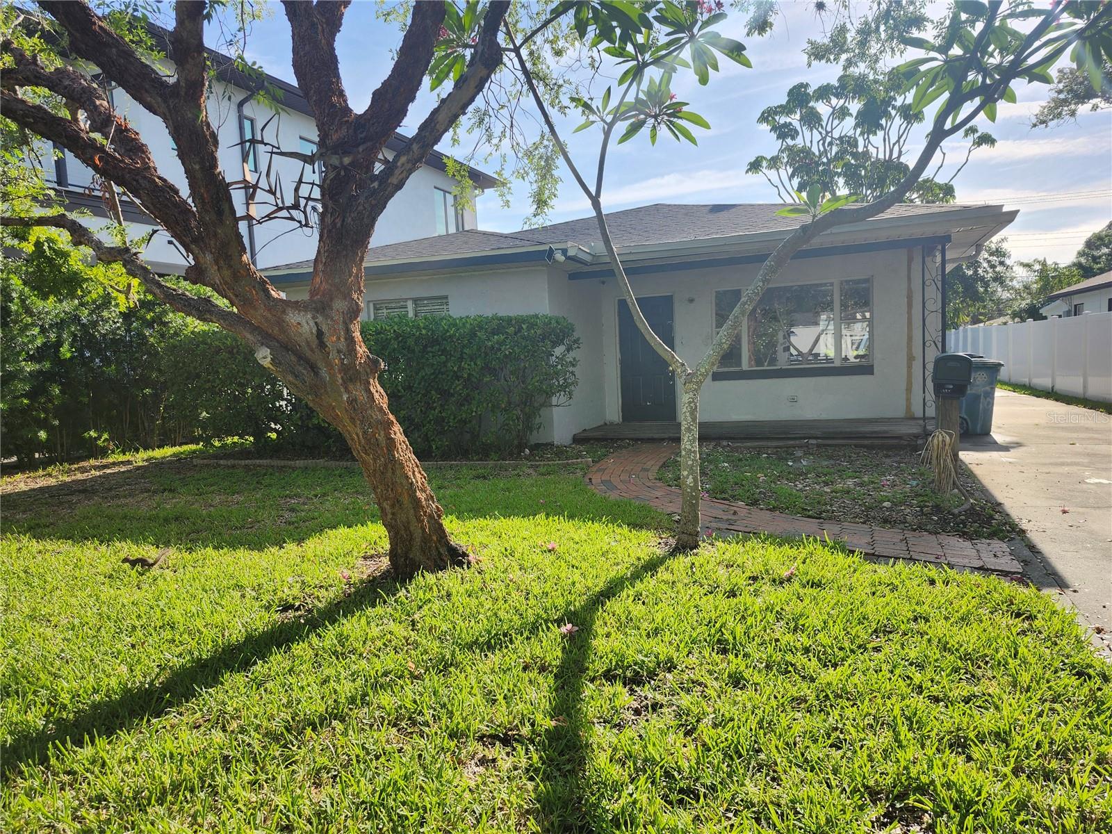 This is a Davis Island building lot, property class 8800, RS-60, measuring 48x155, with a house scheduled to be demolished in July. Consider the home you would like to build in this wonderful community with waterfront parks, jogging trails, boat ramps, Peter O. Knight Airport, dog parks, beaches, fine dining and shopping, baseball fields, a public pool, and tennis courts. This golf cart-friendly community features parades, boat parades, and holiday festivals. The property is close to Tampa General Hospital and Moffit Medical Centers, downtown Tampa, historic Bayshore Boulevard, and highly rated schools. This is the hottest building area, with fabulous multi-million-dollar homes and mansions throughout the area! Call today. Cash only.