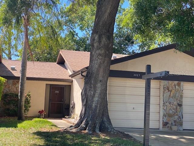 BACK ON MARKET FOR RENT! Central OLDSMAR location in Bayside Meadows VILLA'S. One bedroom one bathroom with ATTACHED ONE CAR GARAGE. Clean and neat, WOOD FLOORS, stainless steel appliances, kitchen with eating nook, large walk in bedroom closet and ceiling fans throughout. One car garage with opener, includes washer and dryer. Spacious SCREENED PATIO and FENCED BACKYARD area. Rent INCLUDES LAWN MAINTENANCE. Access to private pool for VILLA RESIDENTS ONLY, great area for relaxing. .