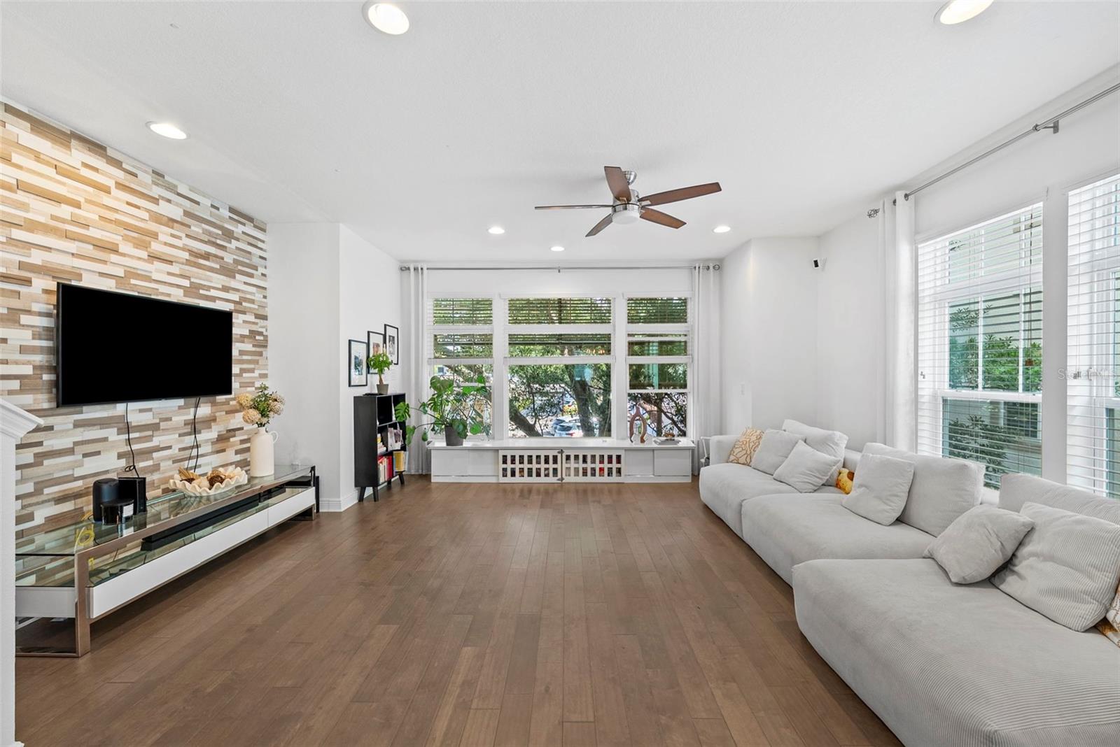 LINCOLN & HORATIO TWNHMS - Residential Lease