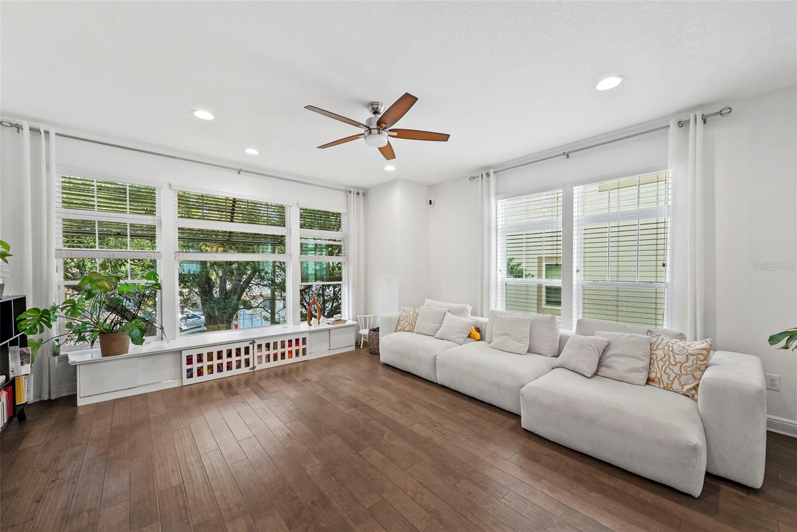 LINCOLN & HORATIO TWNHMS - Residential Lease