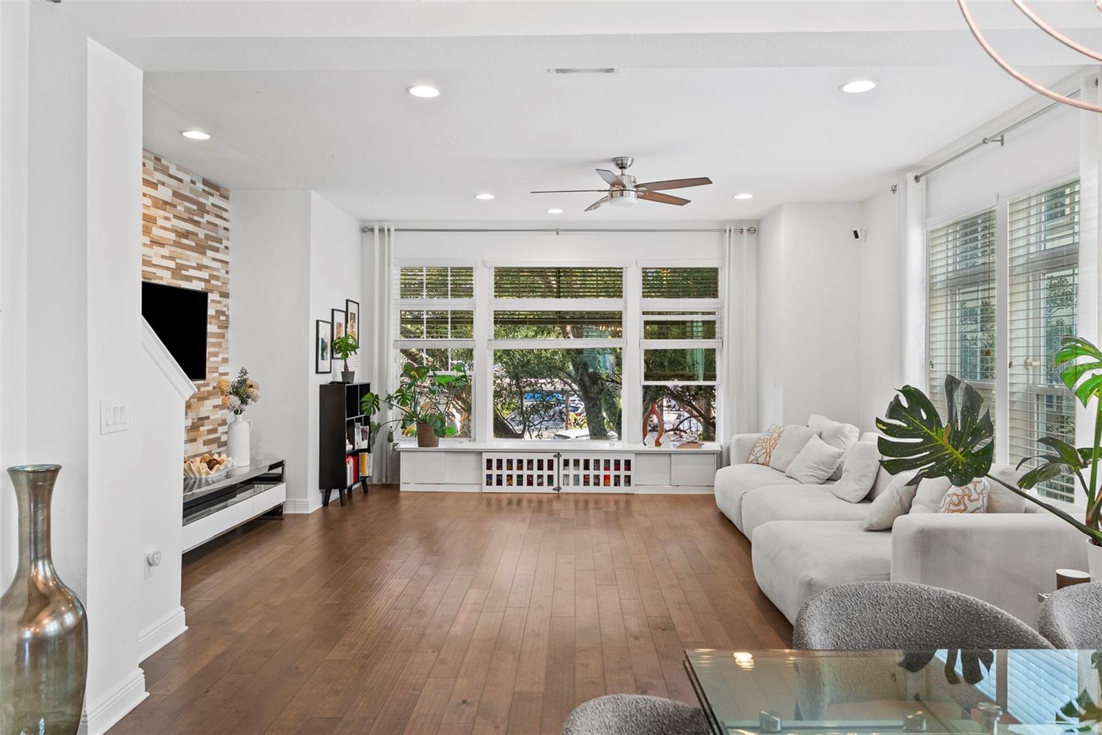 LINCOLN & HORATIO TWNHMS - Residential Lease