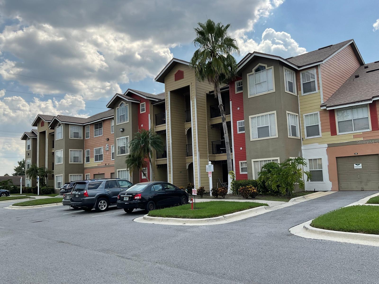 Location! Location! Location! Beautiful Apartment located in the heart of Kissimmee. Conveniently located close to THE LOOP shopping plaza, fine dine restaurants,theme parks, and much more. You can make it your home or have an investment rental property, short or long term, the choice is yours!