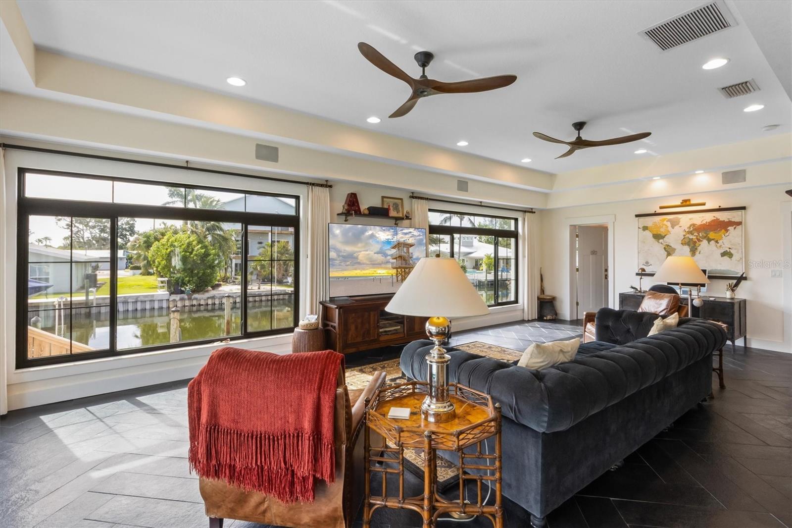 ISLAND HOMES - Residential