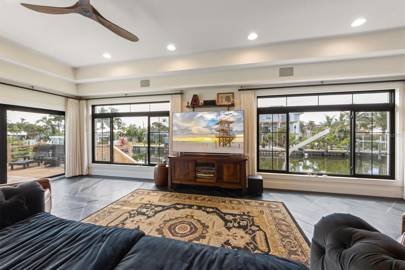 ISLAND HOMES - Residential