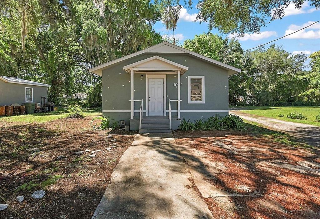 Photo of 1007 Crosby Street, Leesburg, FL 34748 (MLS # OM715170)