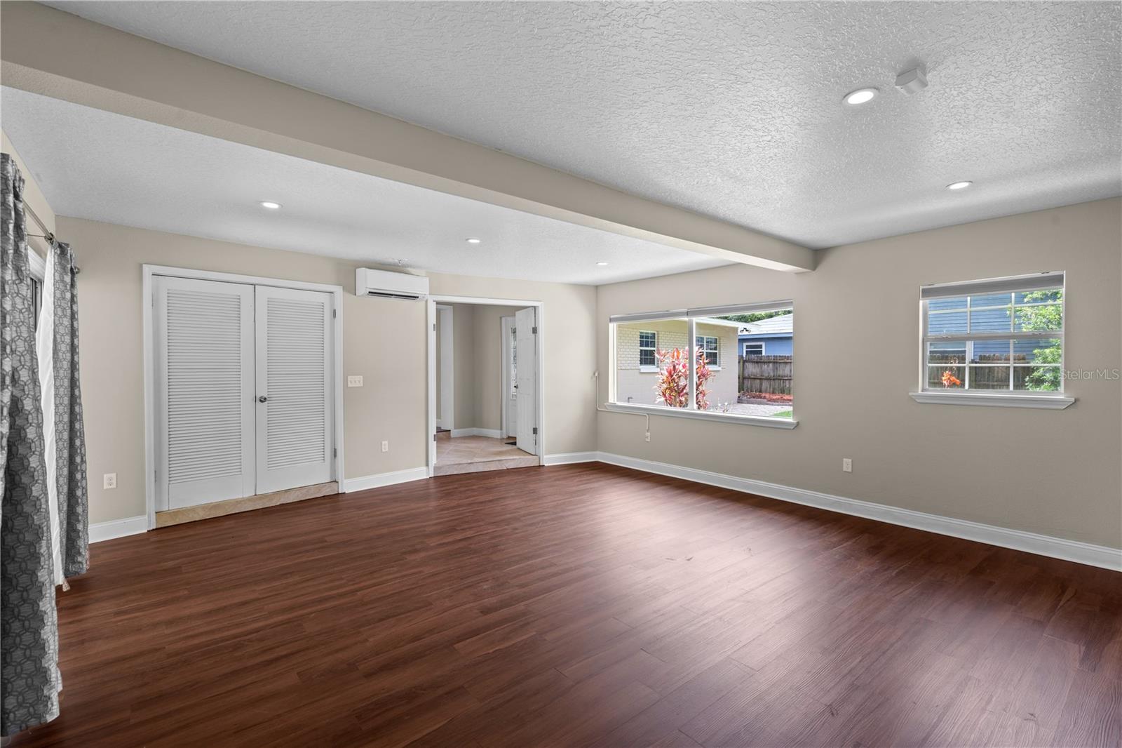 PRAIRIE LAKE MANORS - Residential