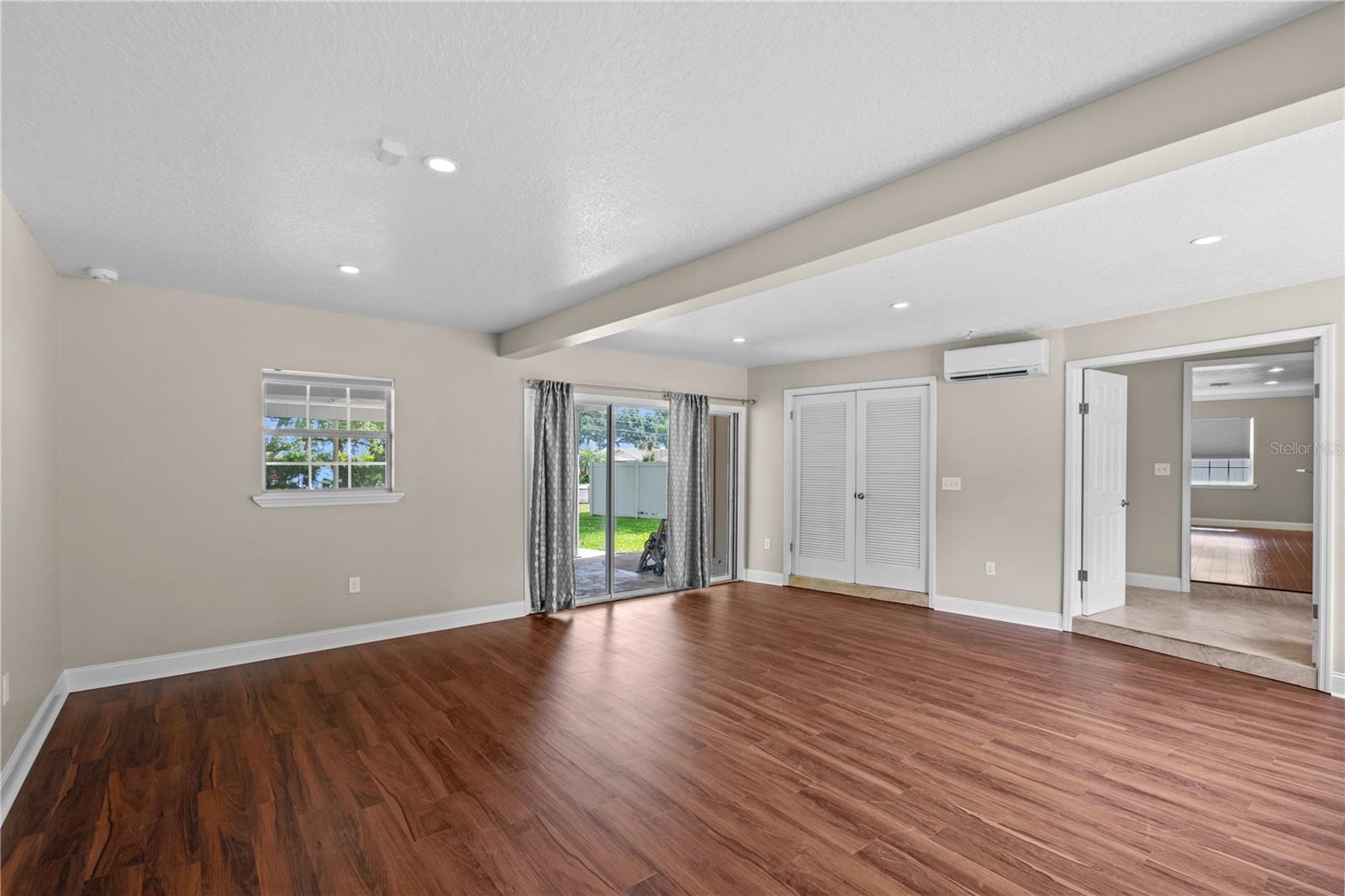 PRAIRIE LAKE MANORS - Residential