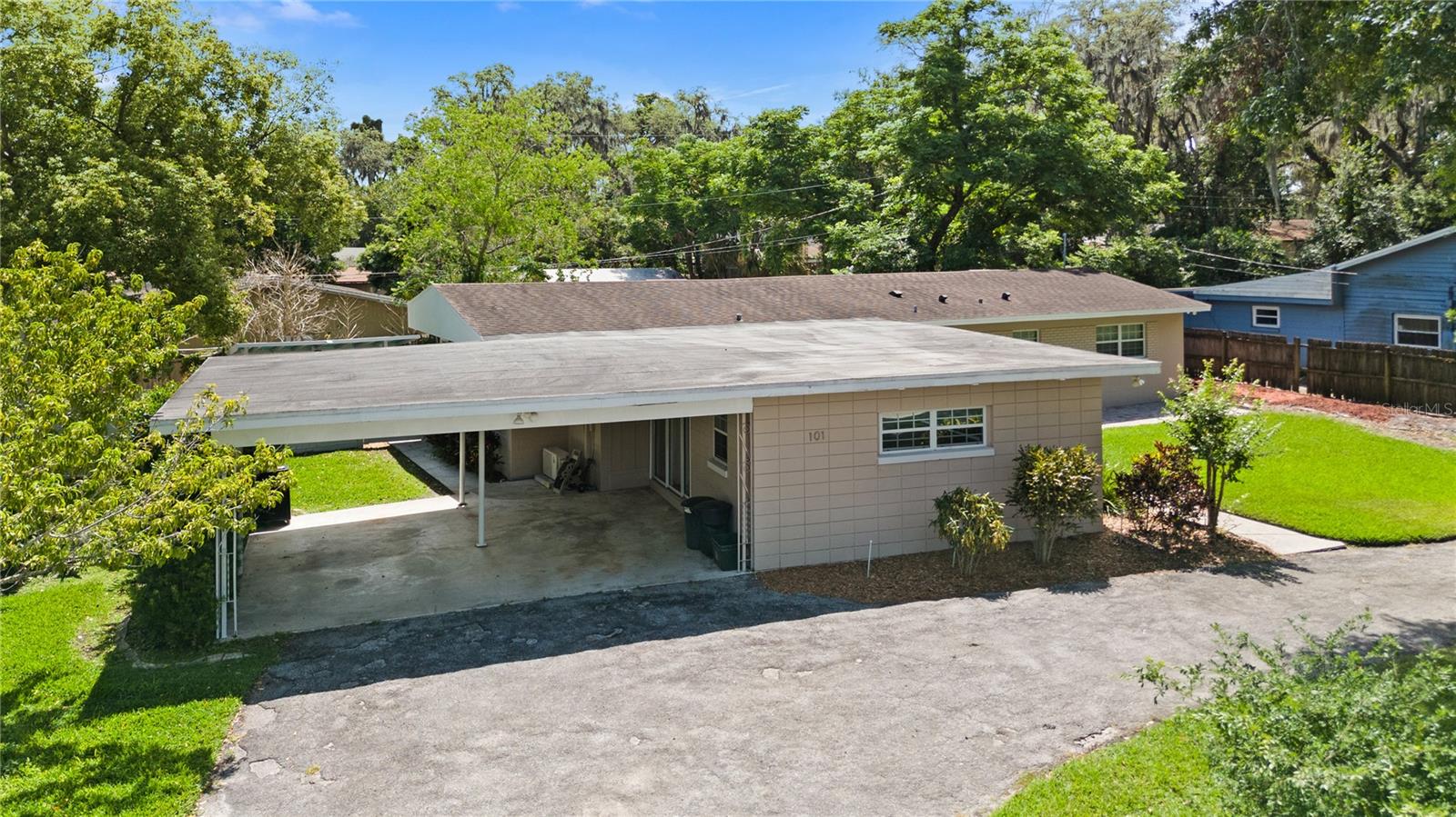 101 E LAUREN COURT